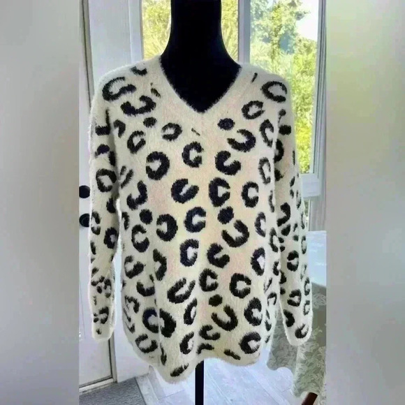 Hudson, Gray V-neck, long sleeve sweater and leopard and cream. Size S/M cozy - Picture 1 of 8